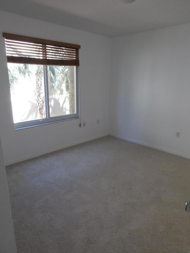 Building Photo - 409 Villa Cir