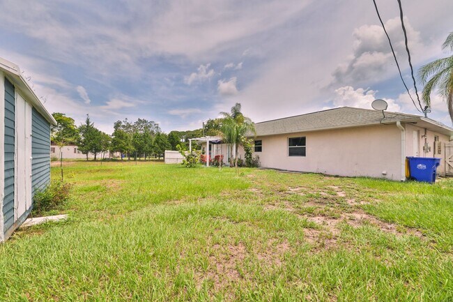 Building Photo - Furnished, Beautifully decorated 3 bedroom...