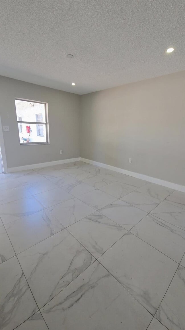 Building Photo - 616 NW 5th Ave