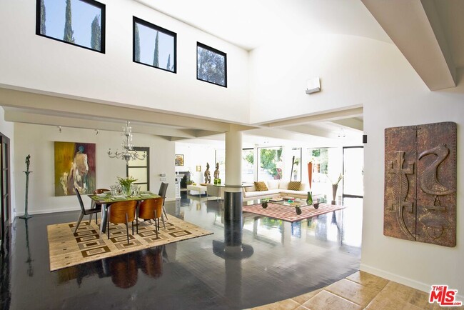 Building Photo - 2328 San Ysidro Dr