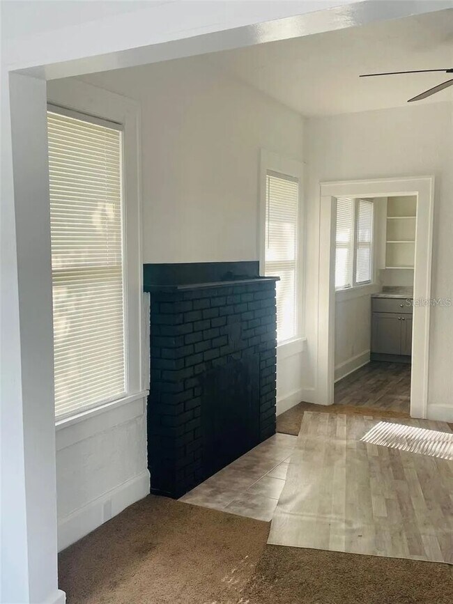 Building Photo - Lovely two bedroom one bathroom cottage