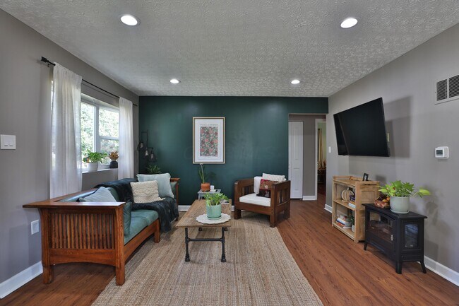 Building Photo - 925 Blenheim Rd