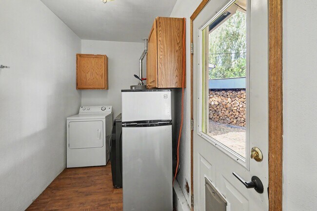 Building Photo - 305 Mesa Dr