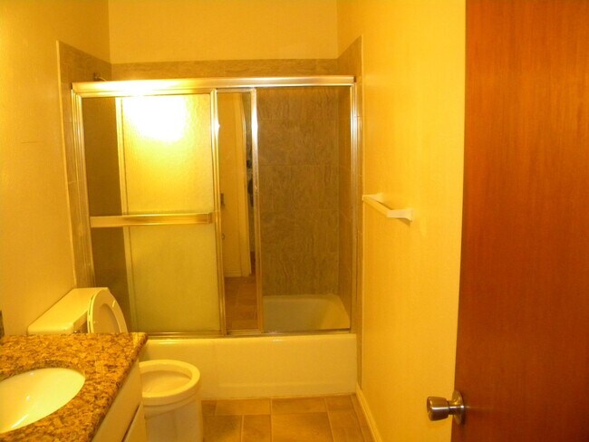 Building Photo - Spacious Home in City View!