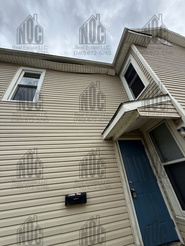 Building Photo - 160 1/2-160 1/2 Lake St