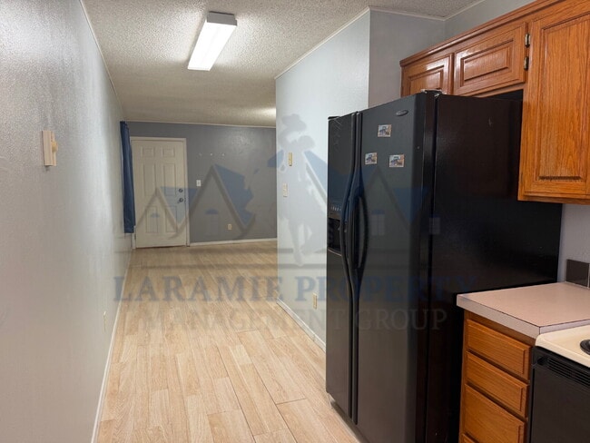 Building Photo - 3 Bedroom 2 Bathroom Apartment