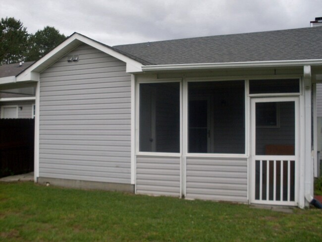 Building Photo - Cute Duplex in the Hunter's Creek Subdivis...