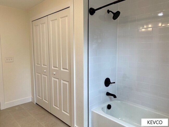 Building Photo - Tastefully Renovated Home!