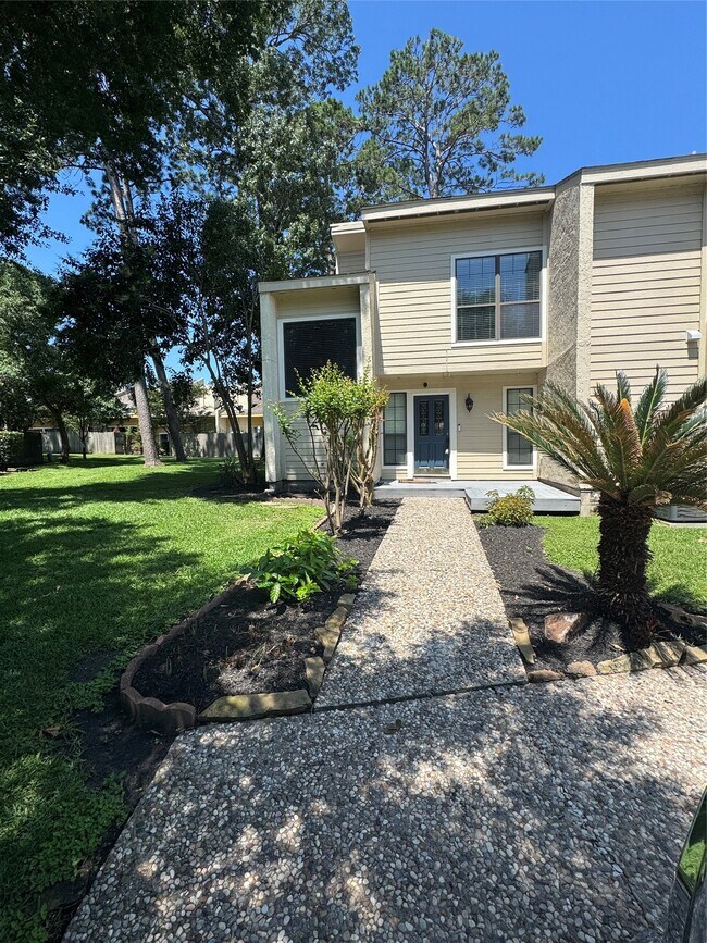 Building Photo - 3935 Knollcrest Dr