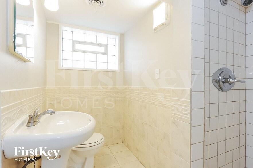 Building Photo - 504 E 163rd St