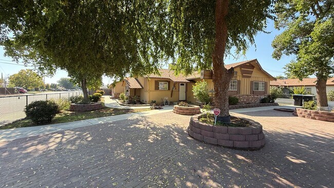 Building Photo - ***JUST REDUCED!!!*** 5-Bedroom Family Home with Large Yard & Prime Location in Visalia