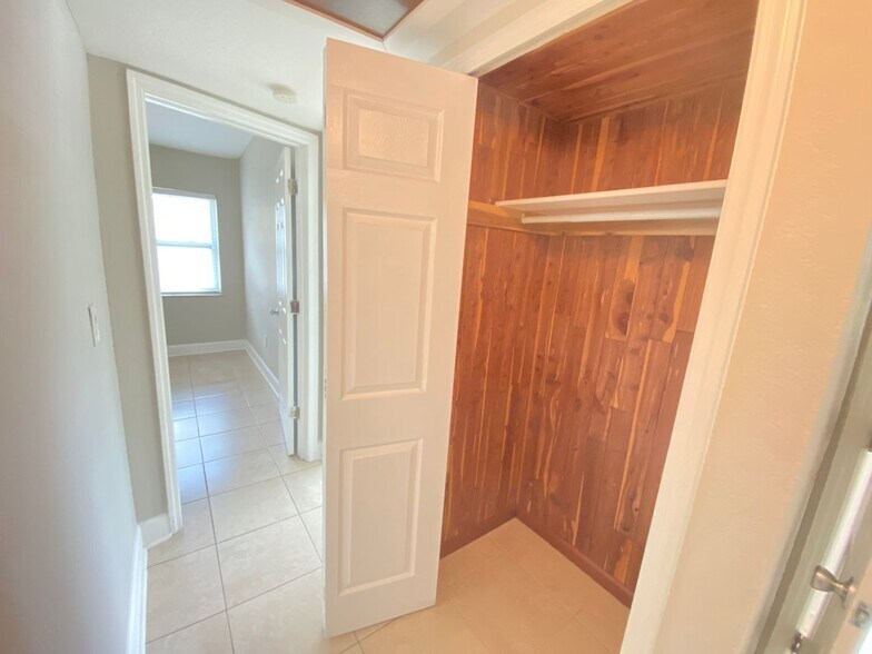 Building Photo - Available Now! 2/2 Bungalow near Downtown