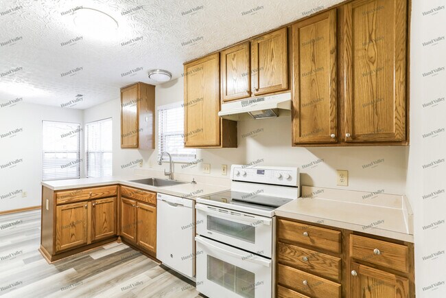 Building Photo - 6161 Kensington Glen Dr