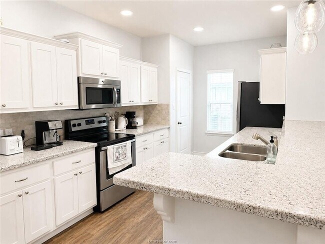 Building Photo - 3420 Summerway Dr