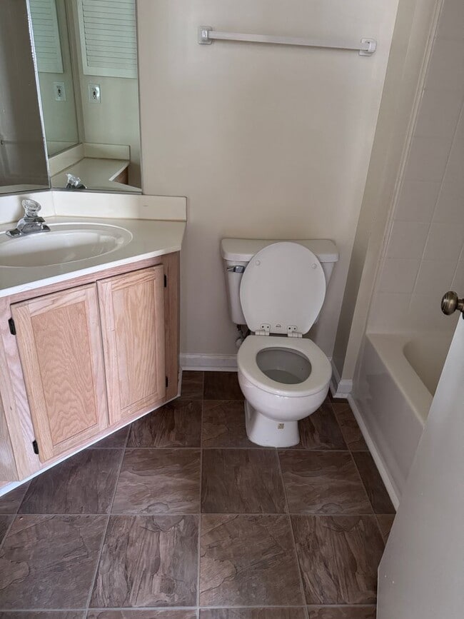 Building Photo - 2 Br 2 Bath