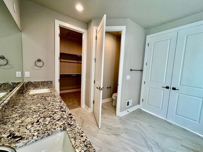 Building Photo - 5 bed 4 Bath IMMACULATE NEW BUILD in THORNTON!!