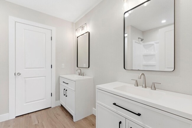 Building Photo - 1342 E Blaine St