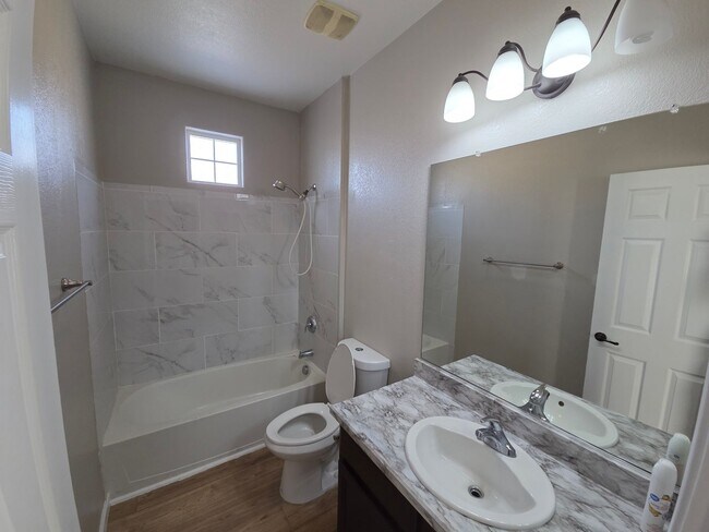 Building Photo - Gorgous 3 Bedroom 2/5 Bath home in HOA