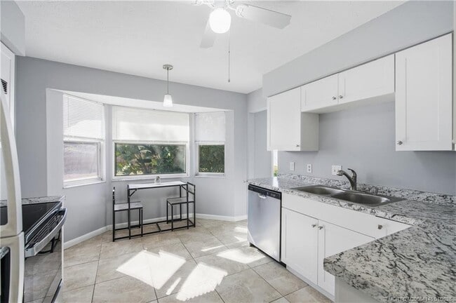 Building Photo - 1074 SW Jennifer Terrace