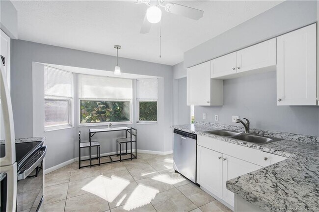 Building Photo - 1074 SW Jennifer Terrace