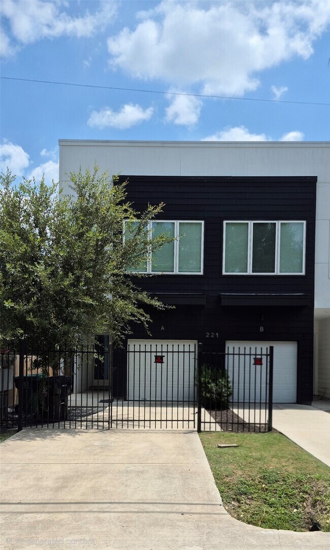 Building Photo - 221 Oriole St