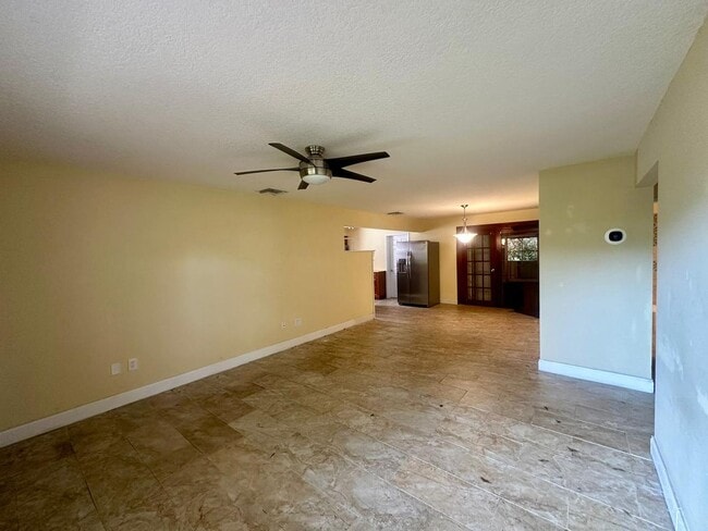 Building Photo - Easy Coastal Living Just Minutes from Downtown!