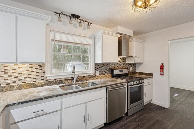 Building Photo - MOVE-IN READY! (Pet Friendly)