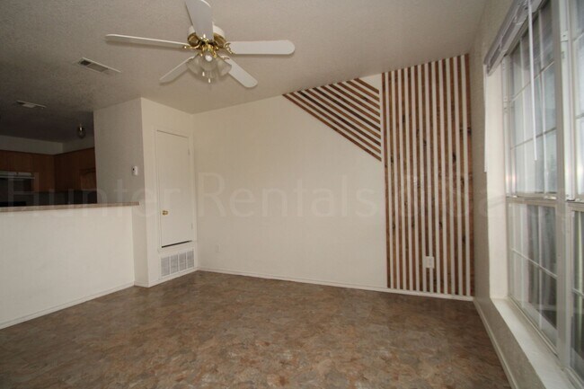 Building Photo - Summer Move In!!!