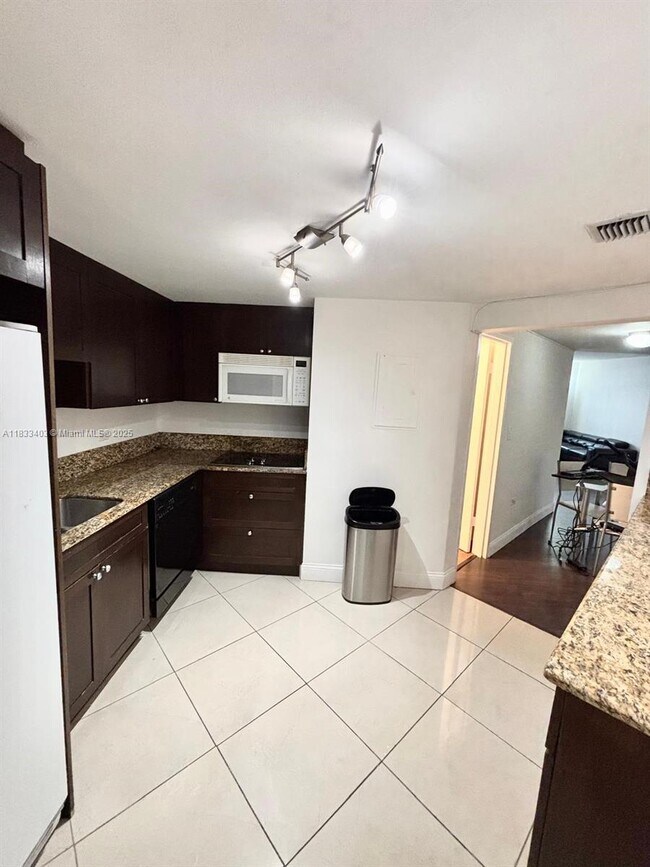 Building Photo - 801 Brickell Bay Dr