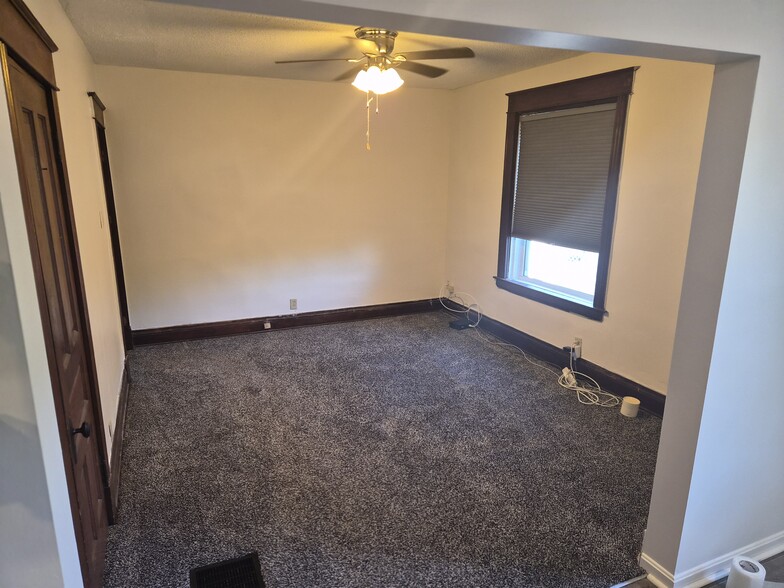 Building Photo - 2417 Robertson Ave