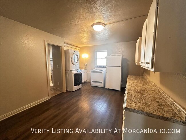 Building Photo - Conveniently located 1 bedroom with washer...