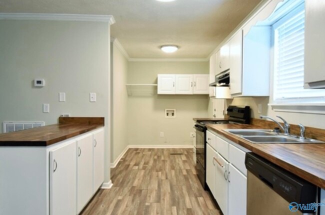 Building Photo - 2020 Ridge Crest Dr