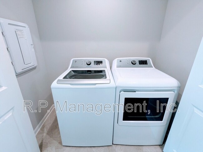 Building Photo - 2281 Polar Wy