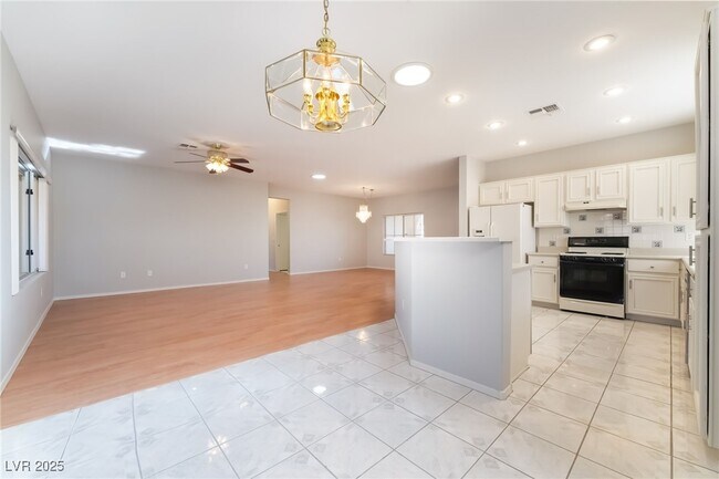 Building Photo - 2571 Thatcher Ave