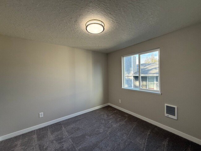 Building Photo - NOW SHOWING - RENOVATED Townhome Style Apartment In Raleigh Hills - See Listing for DETAILS and S...