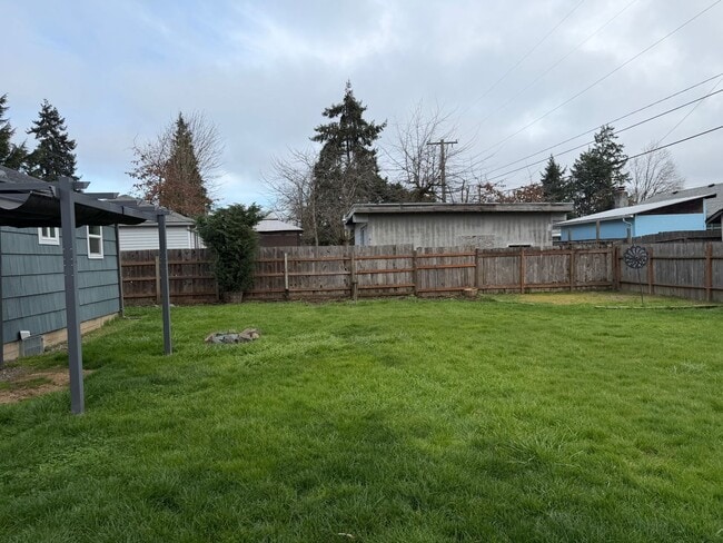 Building Photo - Updated 2 bedroom 1 bathroom house in Springfield!