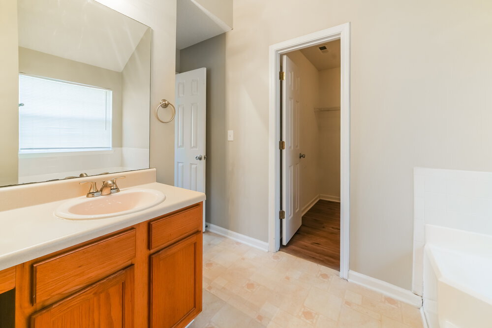 Building Photo - 5442 Beaver Lake Dr SW