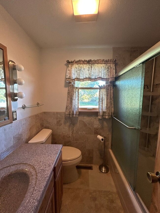 Building Photo - Charming 3 Bedroom Home with Large Heated ...