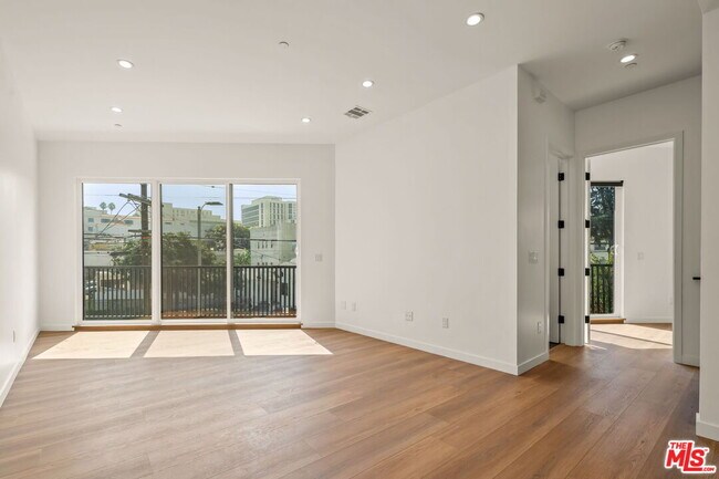 Building Photo - 257 S Park View St