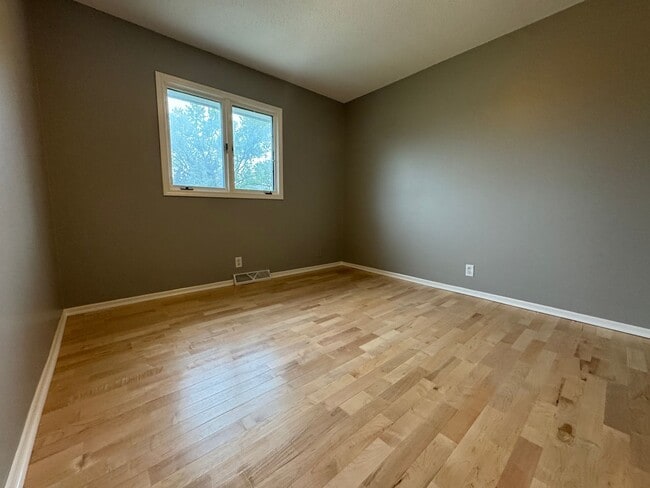 Building Photo - Stunning 3 Bedroom 2 Bathroom Home in Burn...
