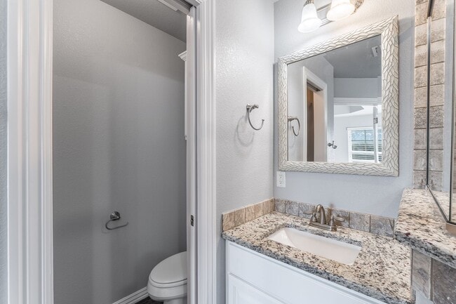 Building Photo - Welcome to this stunning 4-bedroom, 2-bathroom