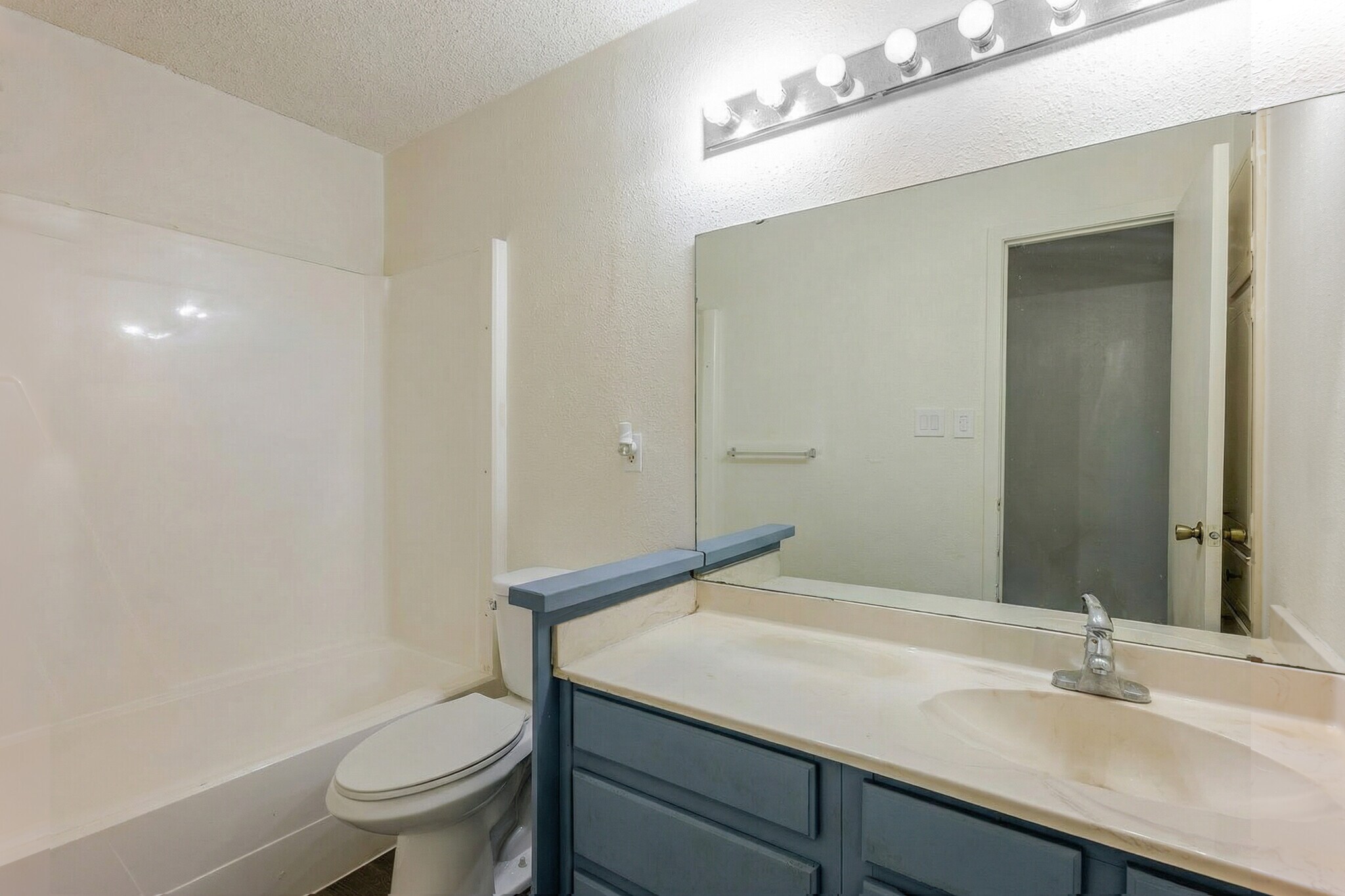 Building Photo - 504 Hilltop Dr