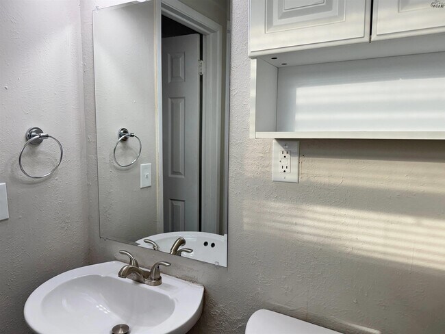 Building Photo - 2813 Roanoke Dr