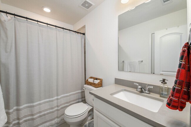 Building Photo - FEB 2026! Beautiful 3/2 Home w/ Huge Backyard in Edgewater!