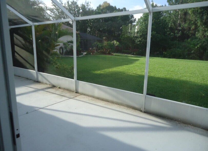 Building Photo - 562 SW Saint Martins Cv