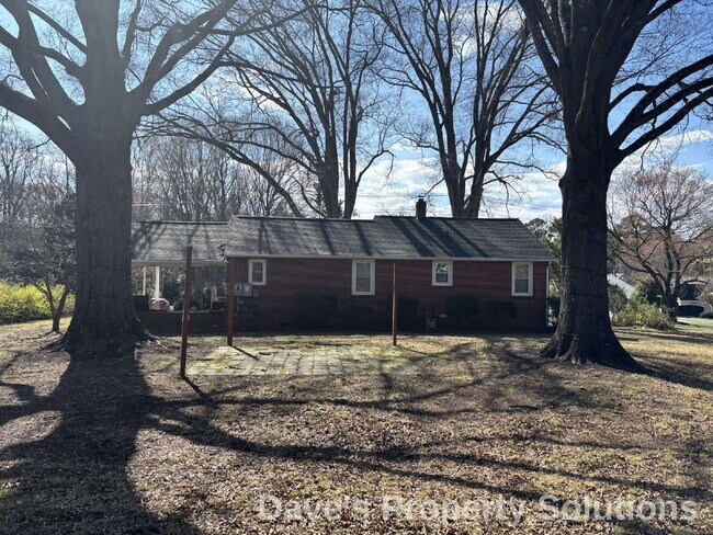 Building Photo - Experience Effortless Living in Beautiful Red Brick Ranch