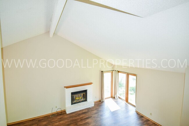 Building Photo - 3 Bedroom, 1.5 Bath Home in West Des Moines