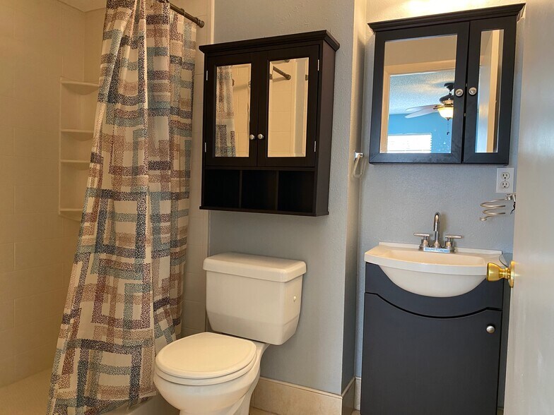 Master bathroom - 12225 Environmental Dr