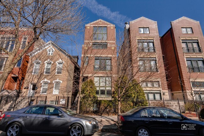 Building Photo - 869 N Paulina St