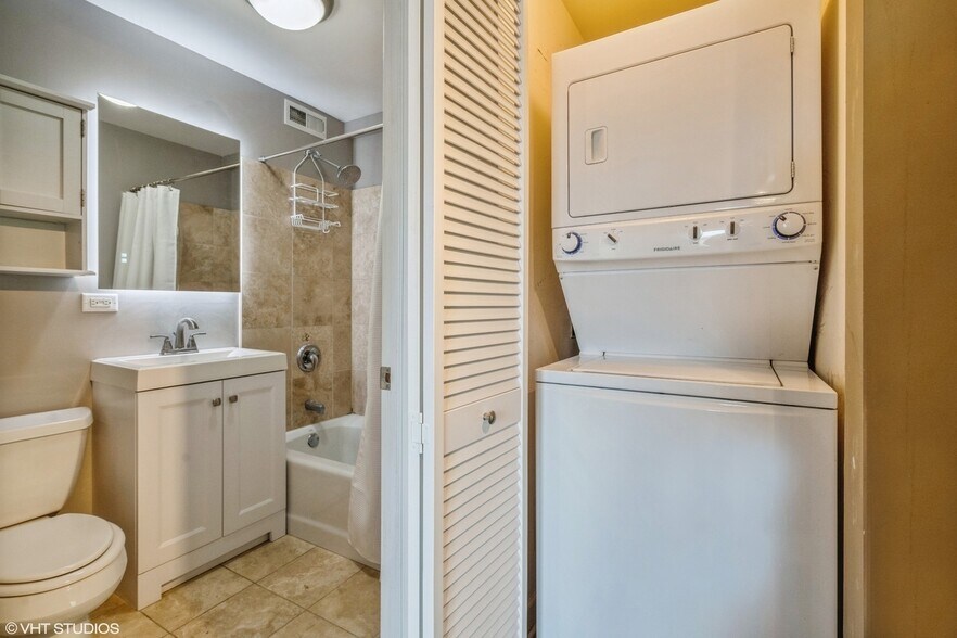 Building Photo - 2545 W Catalpa Ave